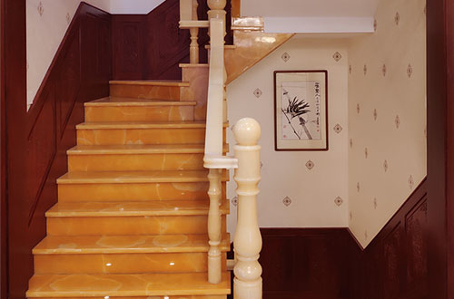 马尔康中式别墅室内汉白玉石楼梯的定制安装装饰效果